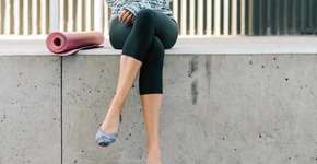 Garrafa plástica de lixão vira sapatilha lavável