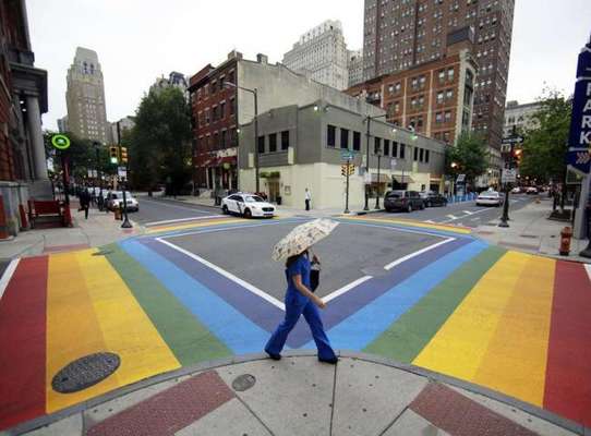 Filadélfia já aderiu ao ato de pintar as faixas de pedestres da cidade com as cores do arco-íris. Foto: Reprodução