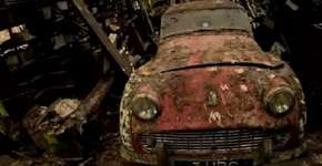 Casa abandonada é encontrada cheia de carros antigos na garagem que são considerados relíquias