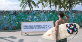 Projeto de combate ao lixo plástico no mar ergue muro na praia