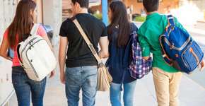 Escola diz que uso de saias curtas representa ‘atitude abusiva’