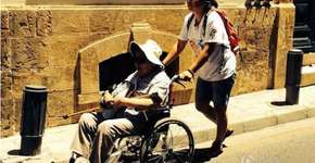 Filha leva mãe na cadeira de rodas para viajar