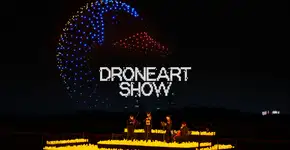 Centenas de drones iluminam céu de Porto Alegre em evento internacional com direito a concerto à luz de velas