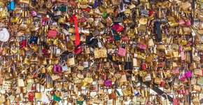 Paris leiloa ‘cadeados do amor’ para ajudar ONGs de refugiados