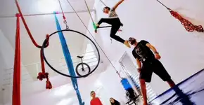 Parque Oriental recebe aula aberta de circo para visitantes 