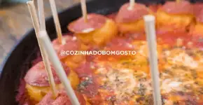 Bolinhas de pizza recheadas com queijo e orégano; veja receita