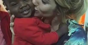Foto rara de Titi bebê ao lado de Gio Ewbank é muito amor!