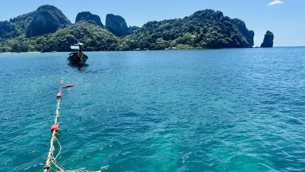 Passeio a Maya Bay, na Tailândia, a praia onde foi filmado 