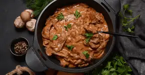 Impossível resistir a essa receita de strogonoff de carne suculento e cremoso