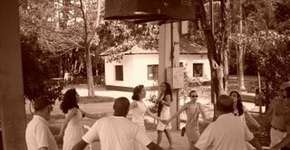 Oficina de contação de histórias, criação de adereços cênicos e instrumentos musicais