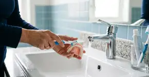 A dentadura nunca deve ser deixada no copo com água, esse erro comum pode acabar com ela