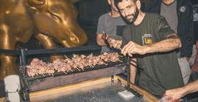 ONG faz churrasco com moradores de rua em frente ao touro da Bolsa de Valores