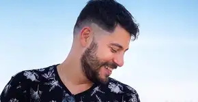 Evaristo Costa aparece de cabelo roxo e quebra a internet