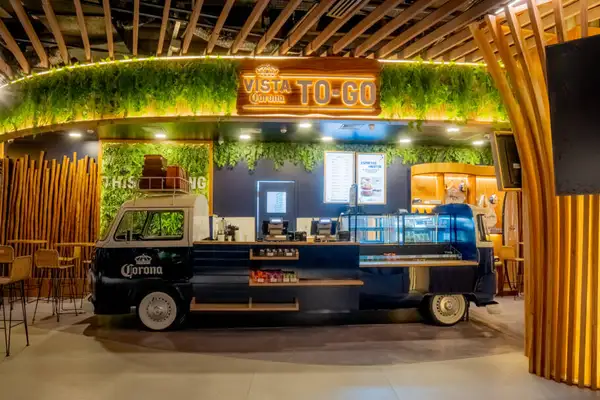 O espaço é dividido em restaurante, bar e uma seção “pegue e leve” para quem está na correria