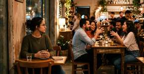 Pessoas que preferem ouvir a falar em rodas de amigos têm estes comportamentos, segundo a psicologia