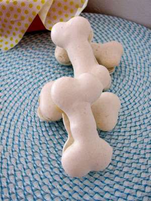 Macarrons em formato de ossinho  (Barraca Doçuras & Travessuras, da Turma do Penadinho)