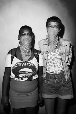 Suellen Aparecida, 22, fotógrafa e Thais Regina Santos, 17