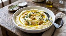 Featured side: Os franceses concordam: “Para deixar o purê de batatas mais cremoso e saboroso, o segredo é adicionar alho confitado.”