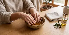 Como usar azeite morno nas unhas para melhorar o aspecto ressecado em poucos minutos