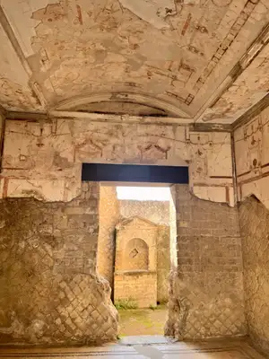 Mansões impressionam pelos detalhes de cores , colunas e decorações em Herculano