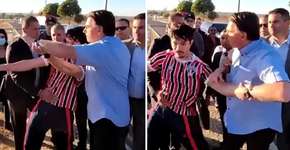 Bolsonaro se sente ofendido e tenta tomar celular de youtuber na marra
