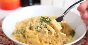 Macarrão com molho cremoso pronto em 20 minutos