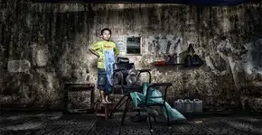 Fotógrafo retrata crianças pobres do Vietnã encenando a profissão de seus sonhos