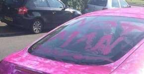 Homem acusado de violência doméstica tem seu carro pintado