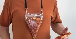 ‘Porta-pizza’ para o pescoço faz sucesso nas redes sociais