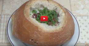 Espante o frio: sopa de batata com bacon no pão italiano