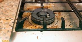 O segredo caseiro para deixar fornos e assadeiras como se fossem novos