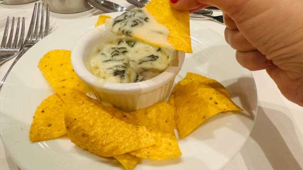 Nachos com creme de alcachofra