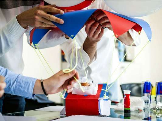 Estudantes de Faenza construindo a engenhoca voadora - divulgação - Approach Comunicação Integrada