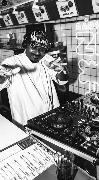 O som da cidade pulsa direto do @barzebolim pra Rádio...