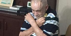 Idoso com depressão chora ao ganhar calopsita e emociona internet