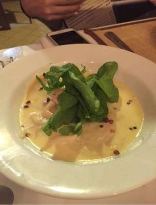 Ravioli recheado com mussarela de bufala e molho de camarão e lula do Appetito Bistrô