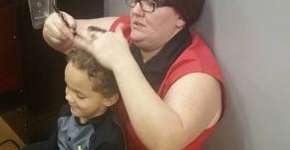 Corte de cabelo se torna um momento mágico para menino autista