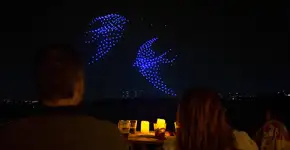 ‘DroneArt Show: Four Seasons’ colore céu de Curitiba com centenas de drones e quarteto de cordas à luz de velas