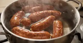 Por que um pouco de vinagre na água do cozimento impede que as suas linguiças estourem na panela