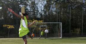 Sesc Itaquera abre inscrições para programa gratuito de aulas de inglês e futebol para meninas