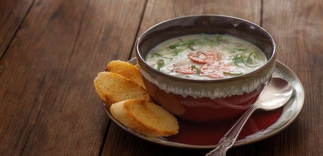 Caldo verde cremoso com calabresa imperdível