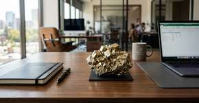 A pedra pirita que antes era esquecida na gaveta, hoje brilha na mesa de escritório para atrair boas parcerias