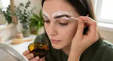 Featured side: Molhe as sobrancelhas com água e aplique com um algodão. Elas ficarão naturalmente mais escuras em até dois tons, sem o uso de henna. Uma maneira de escurecer as sobrancelhas