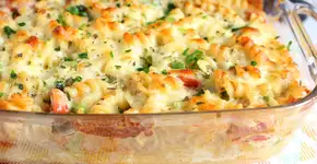 Macarrão de travessa com requeijão rápido e fácil