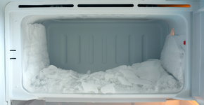 Método rápido para eliminar o gelo do congelador sem esforço