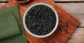 Feijão-preto: 8 benefícios para a saúde e o bem-estar
