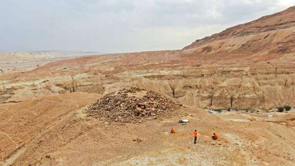 Voluntários trabalhando na escavação ao norte de Nahal Zohar