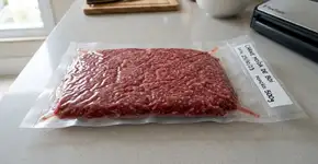 Como embalar carne congelada para se manter fresca por muito tempo Não resseca, não perde o sabor e é fácil de seguir.