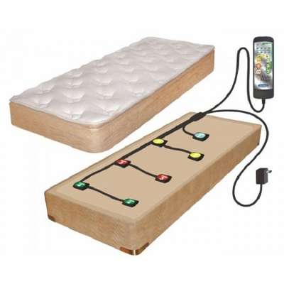 Um massageador escondido na cama 