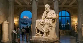 Platão, filósofo grego: “A pobreza não vem da diminuição das riquezas, mas da multiplicação dos desejos.”